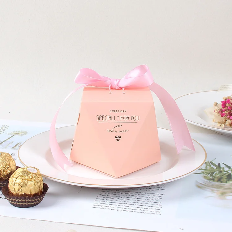 New Style Luxury Pyramid Favors Gifts Boxes Chocolate Sugar Box Customized Candy Box Wedding On Sale details