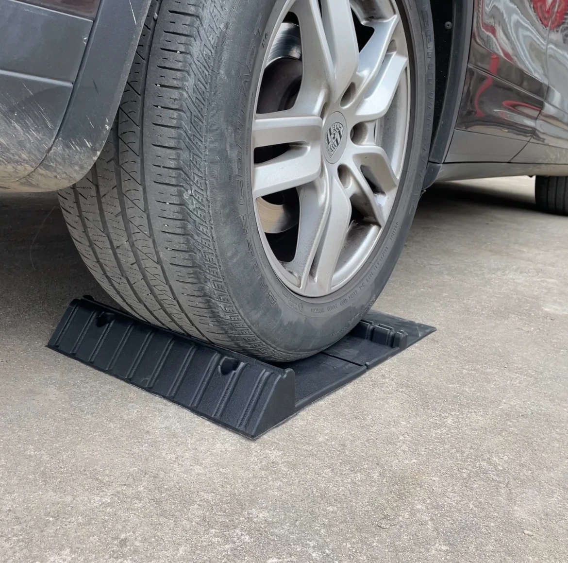 Rubber Parking Mat Anti-slip Garage Mat With Indoor&Outdoor for SUV/Trucks/Sports Car supplier