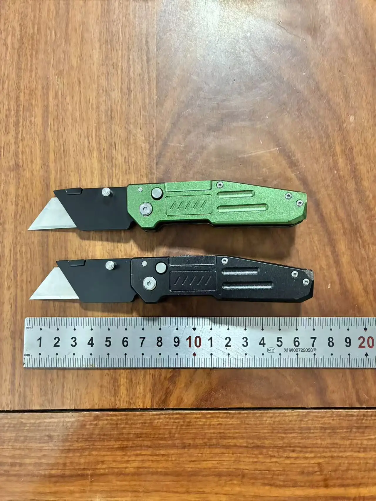 Heavy Duty Folding Utility Knife with Replaceable Blade Aluminum Alloy Handle Safety Lock for Carton Cutting - detail 3