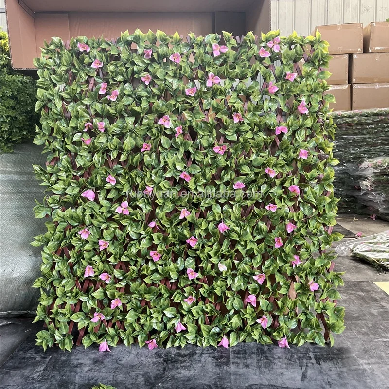 Knstliche Hecke mit Blumen und Ranken als Sichtschutz fr den Auenbereich