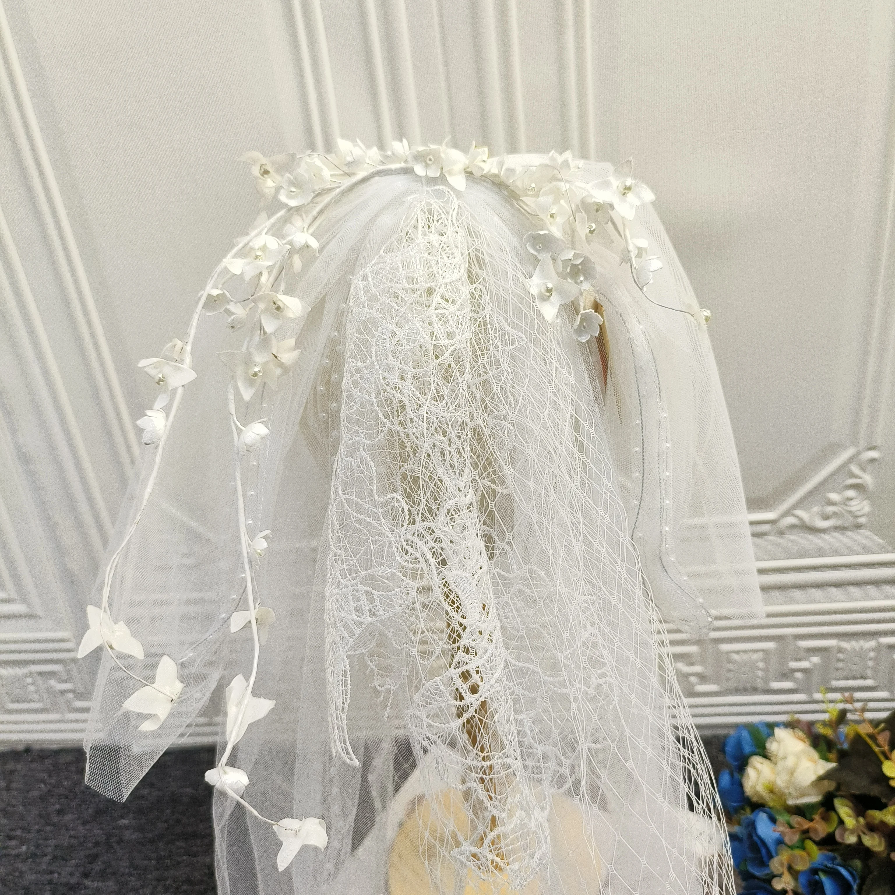 Velo Da Sposa Corto Con Pettine, Pizzo, Applique E Perline – Lunghezza 45 Cm, Colori Bianco E Avorio - 2