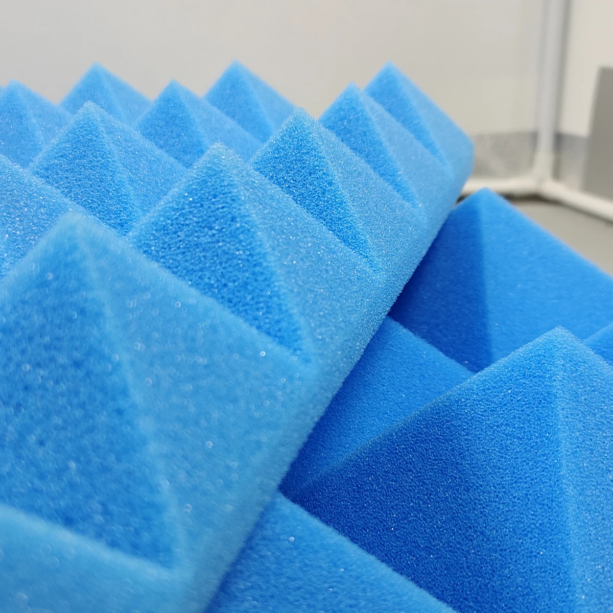 Оптовая продажа, красные, черные, белые огнестойкие студийные звукоизоляционные настенные крепления 50*50*5, звукостойкие пирамидные акустические панели из пеноматериала