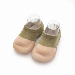 Cheap Slip-On Shoes with Skidproof Rubber Soles Convenient Closure Type Fancy Shoes