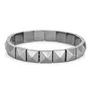 # Pirámide negra de 10x10mm con doble agujero.