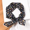 126 foglie colorate su sfondo blu navy