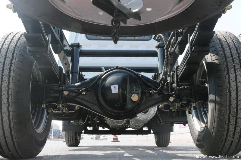 东风轻型货车4*2货物运输卡车厢式运输车底盘88hp 6轮货运卡车底盘