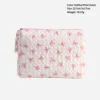 Bolso de mano con lazo rosa y blanco.
