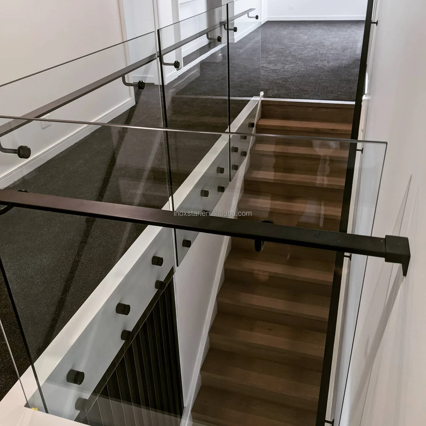 Balustrade en verre avec supports métalliques Sections d'escrime avec piliers en acier Vecteur