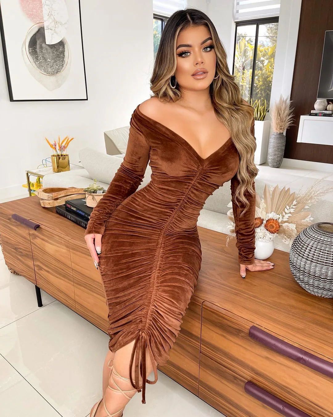 Latest Design Solid Velvet Bodycon Dress Party Wear Dresses for Women Elegent Fashion Style Off Shoulder Pleated Dresses 2022
