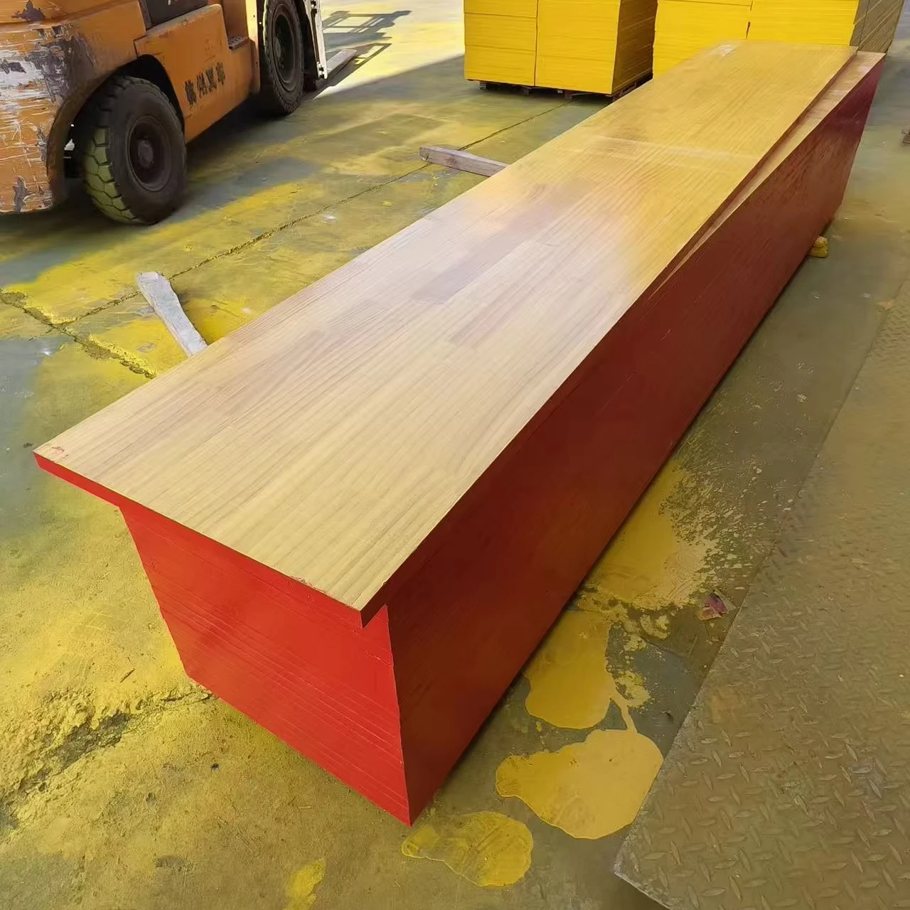 Reka Bentuk Moden 21mm 27mm Panel Bekisting 3-Ply Kuning Berasaskan Teras Spruce Bahan Binaan Gred Tinggi untuk Pembinaan Bekisting