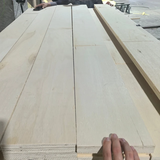 Wholesale Spruce Wood From Russia Spruce Timbe Spruce Lumber Edged Wooden Board for Construction Wooden Planks
