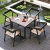 Une table 70x70 avec quatre chaises