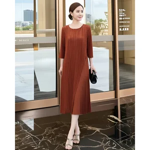 Fashion High-End Vintage Spring 2026 New Women's Three-Dimensional Pleated Gray Polyester Anti-Static Loose Fit Mid-Length Skirt