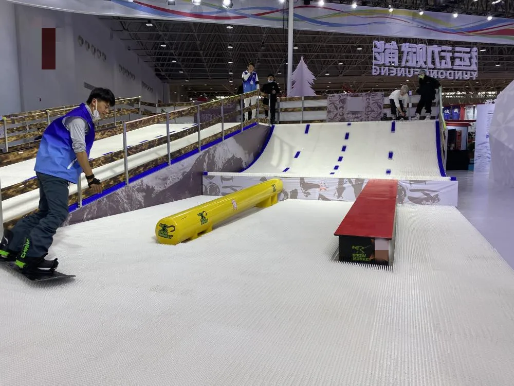 Горнолыжный тренажер пролески. На лыжах в горку. Горнолыжный тренажер симулятор. Тренажер proleski. Скайтек тренажер горнолыжный.