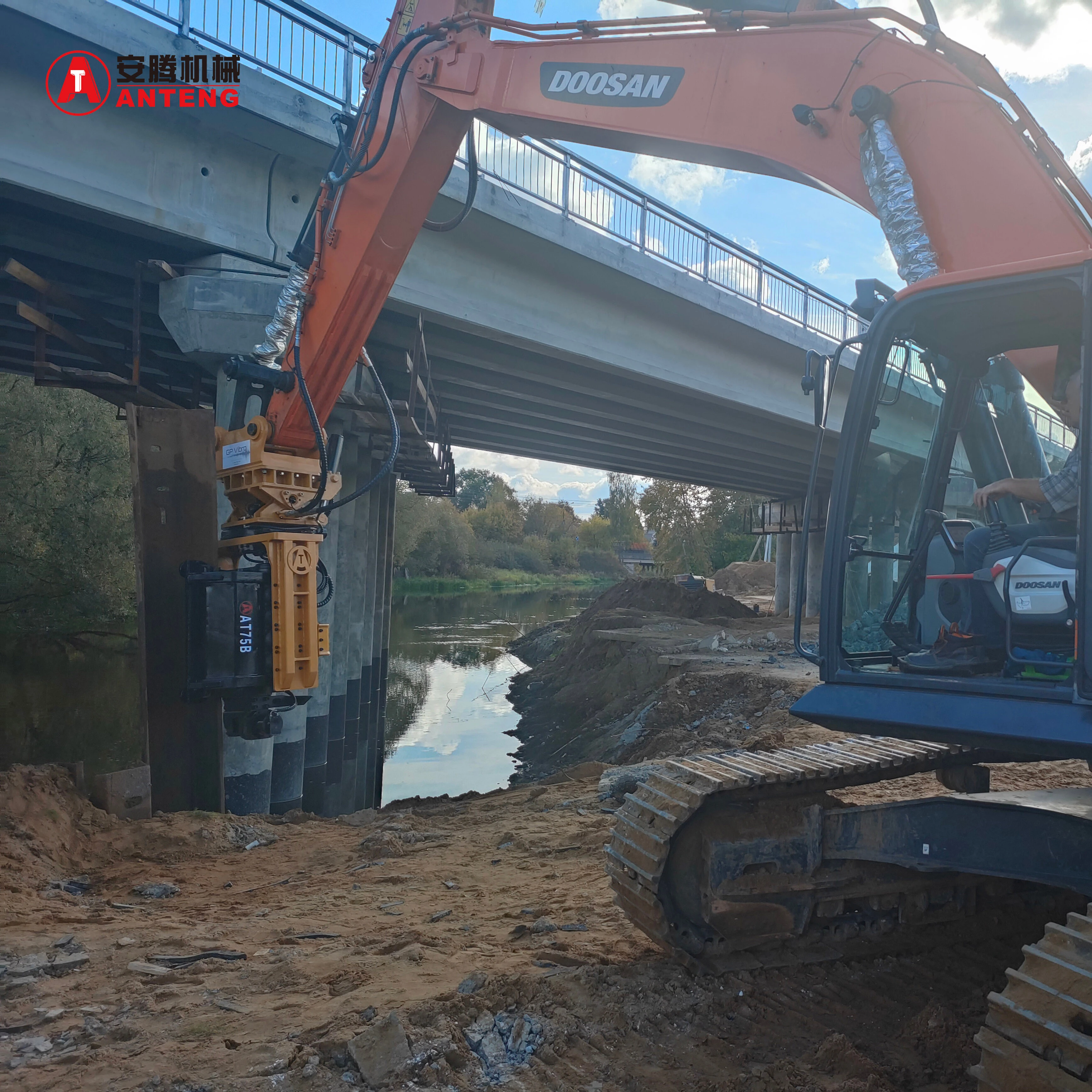 Piloteador de Tablestacas con Agarre Lateral Montado en Excavadora para Proyecto Bajo Puente con Momento Excéntrico de 7.5kgm