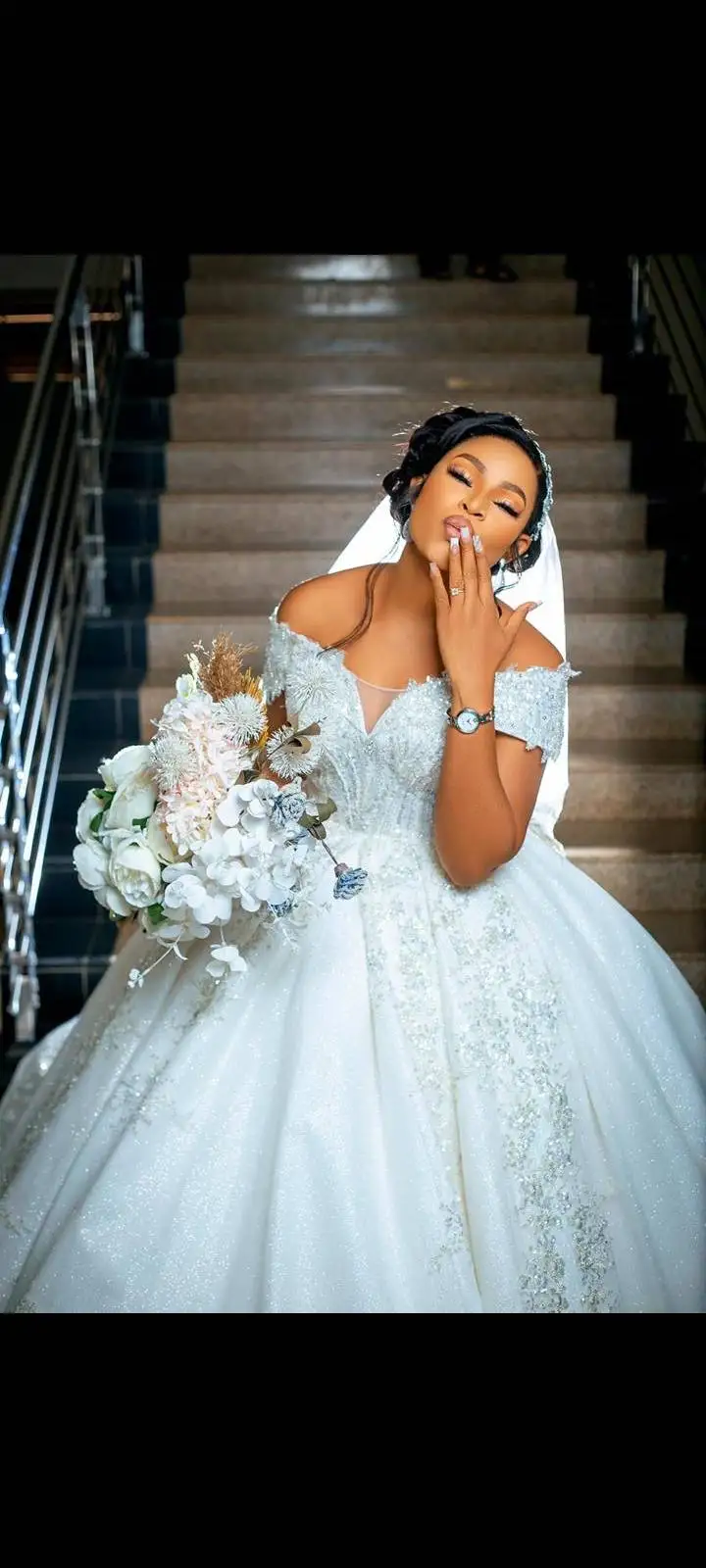 S2977F 2025 personalizado nuevas mujeres de alta calidad fuera del hombro  elegantes vestidos de novia vestido de novia