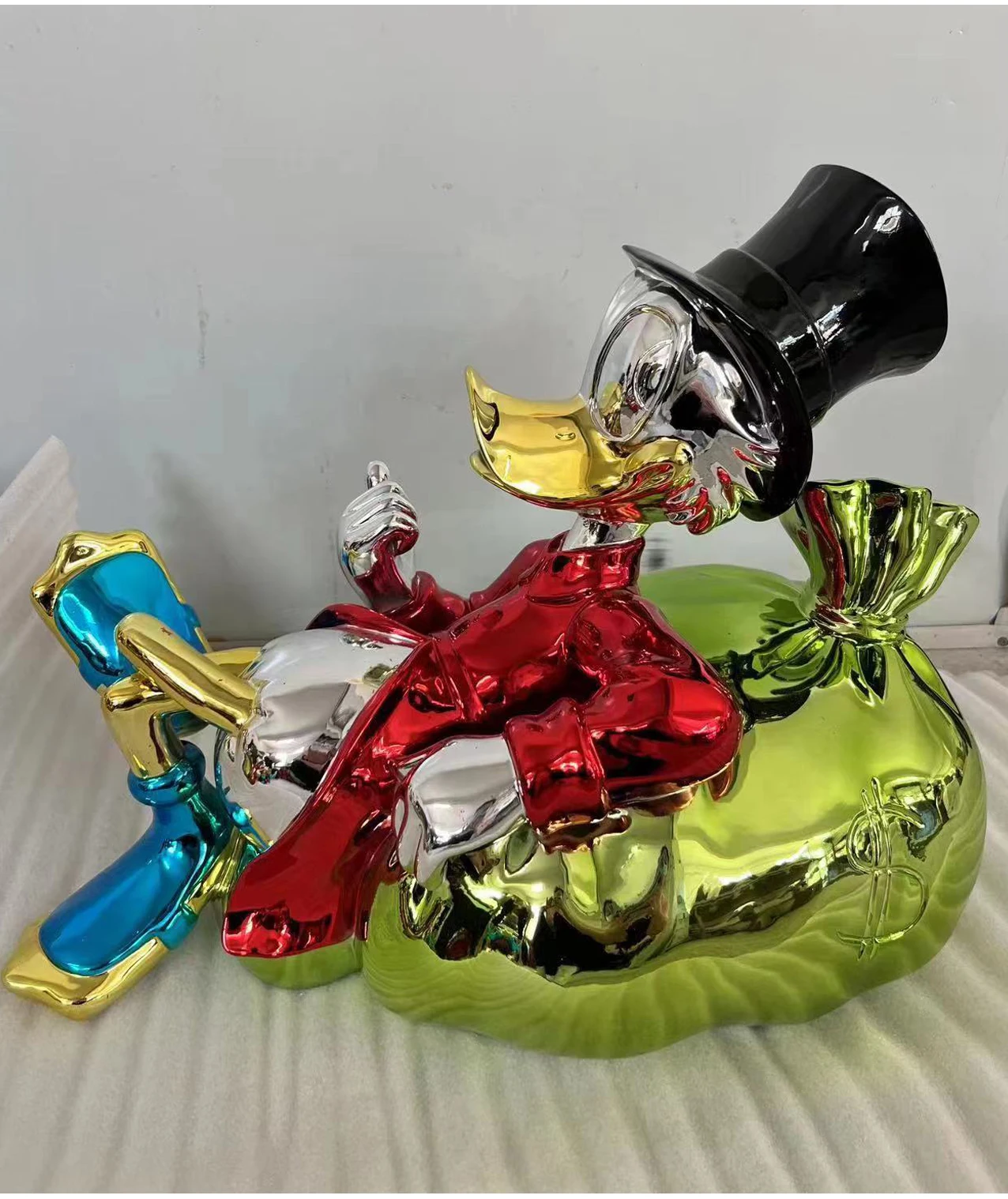 Gold Chrome Plated Cartoon Duck Resin Statue  Popular Home Art Sculpture Pop Art Sculpture Duck Sculptures Indoor