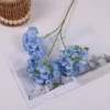 Una rama azul claro