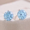 Pendiente de oro de 14k con diamante azul de laboratorio.