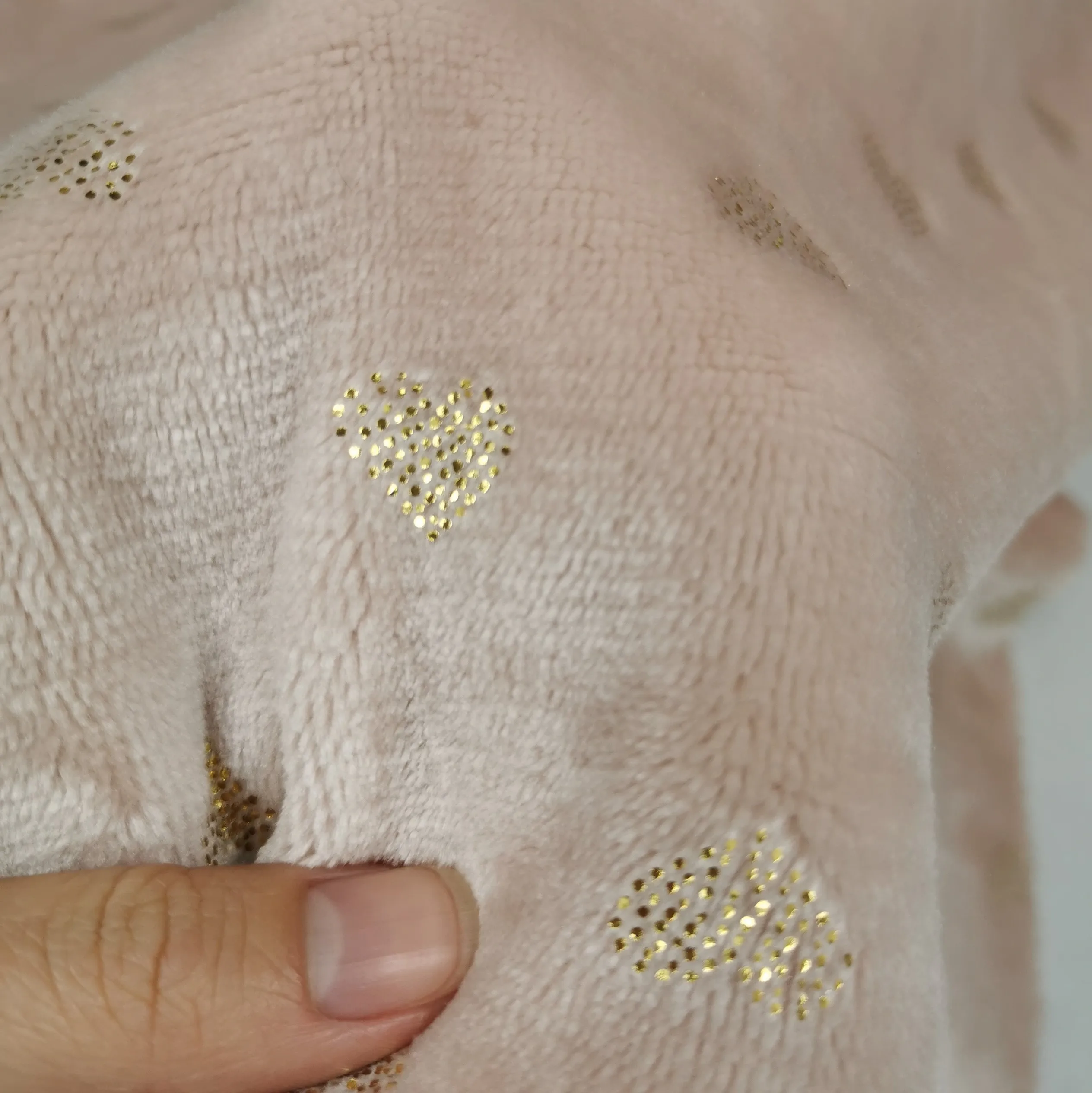 Высококачественная фланелевая Коралловая флисовая ткань с тиснением из 100% полиэстерной фольги для одеял, домашний текстиль на заказ