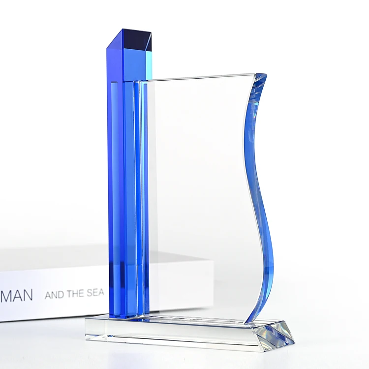 Artisanat en cristal K9 étincelant, trophée en verre cristallin vierge bleu 3D laser personnalisé pour la reconnaissance des employés d'entreprise