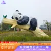Escultura de panda relajado.