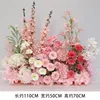 Fiori svolazzanti rosa pallido nel prato