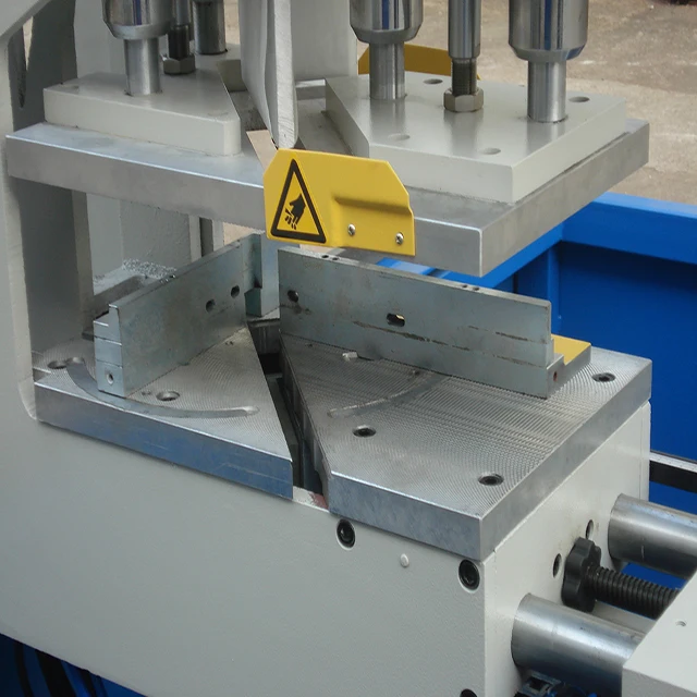 Машина для изготовления пластиковых окон и дверей