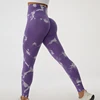 Morado y blanco con efecto tie-dye.