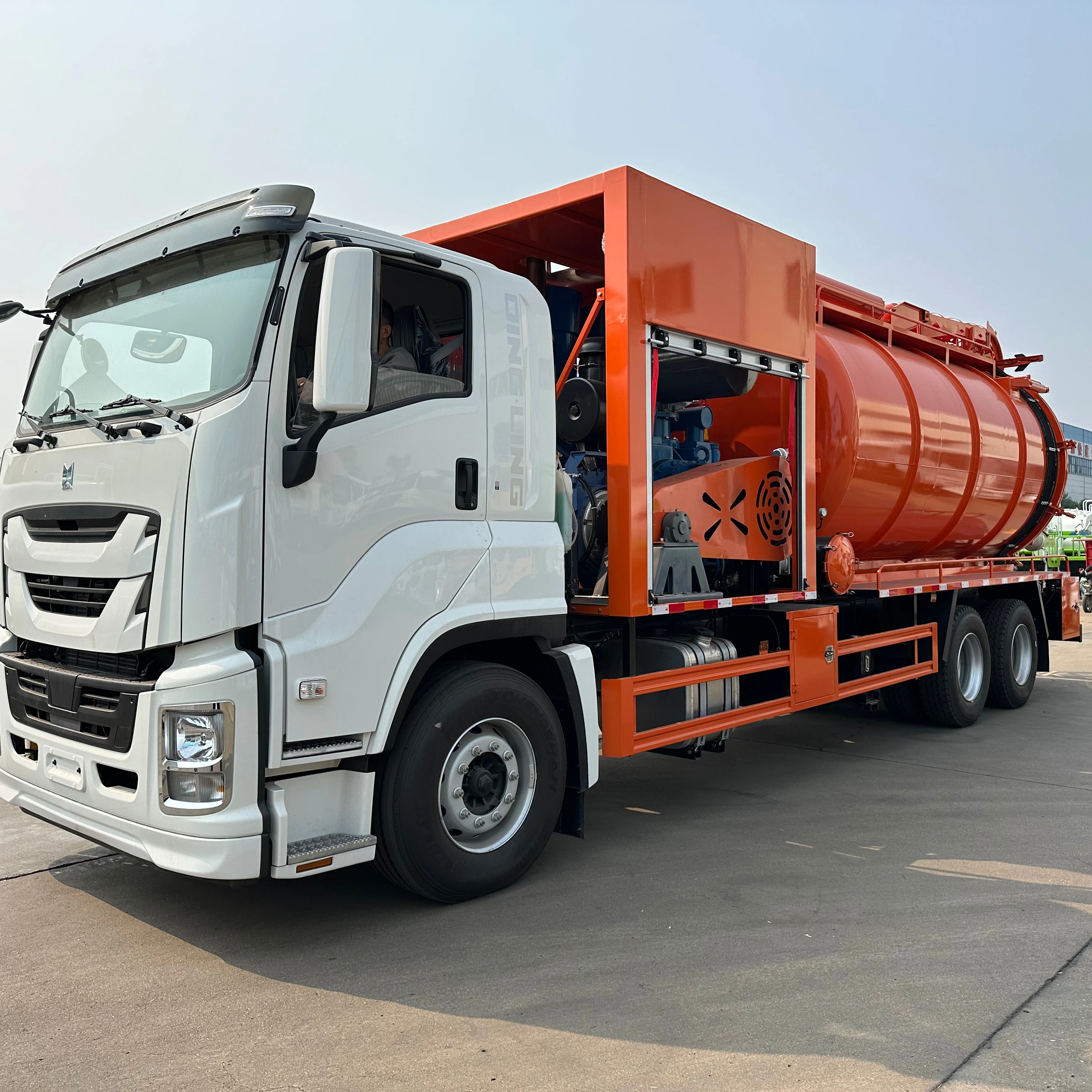 ISUZU GIGA 6X4 14000 Liter Vakuum-Schmutzwasserabsaug- und Reinigungsfahrzeug Diesel Schaltgetriebe für Kanalreinigung