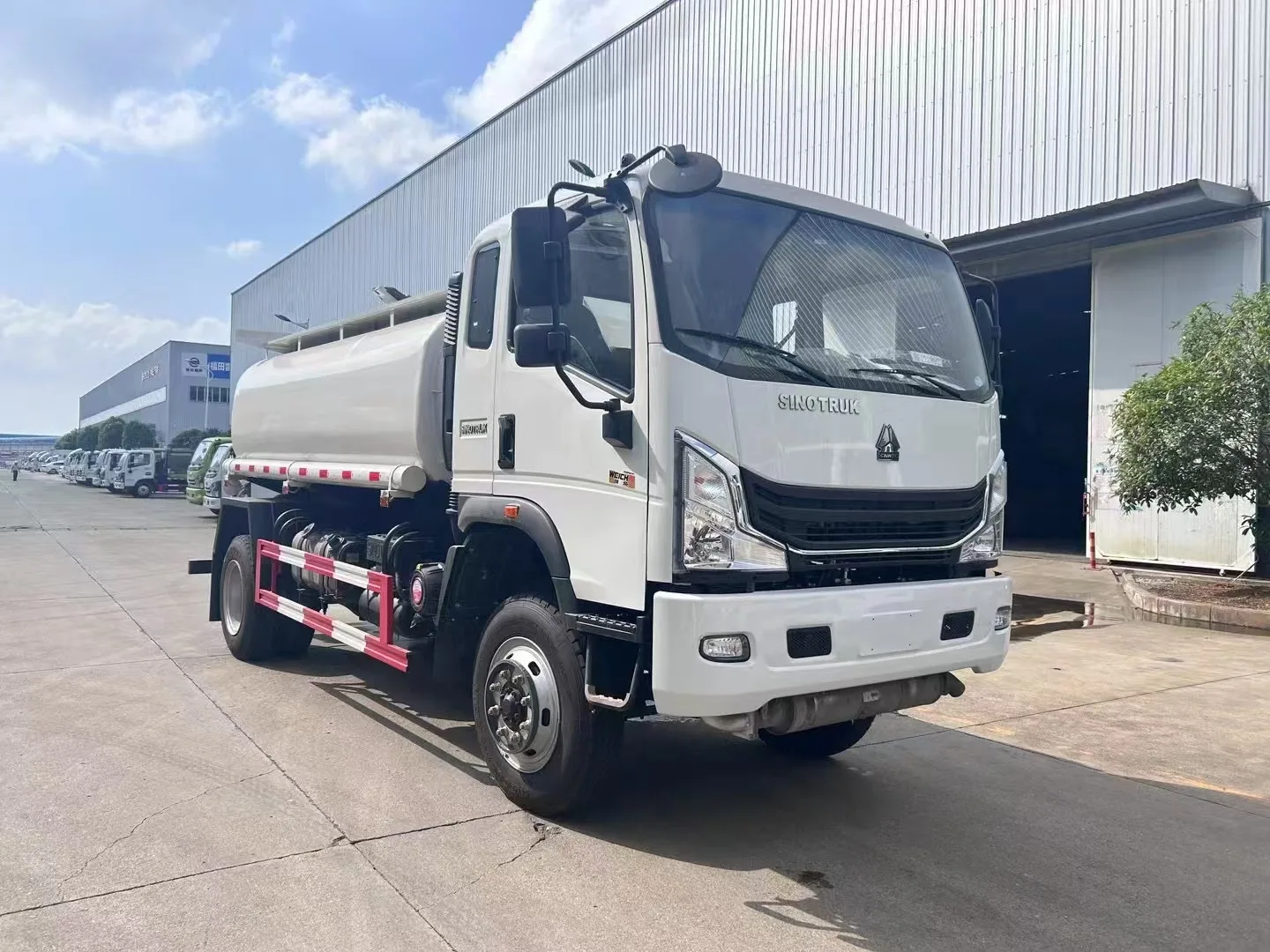 product sino howo 4x4 off road new condition manual transmission oil refilling tanker truck 4x4 drive wheel-1