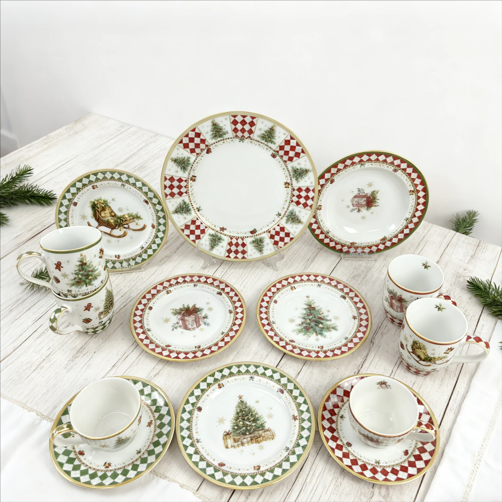 Κόκκινα & Πράσινα Πιάτα από Πορσελάνη με Σκοτσέζικο Πλέγμα και Μοτίβα Δέντρου, Σάλικου & Δώρου, Σερβίτσιο Τραπεζαρίας