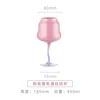 Bicchiere da vino rosa-viola con design a spirale