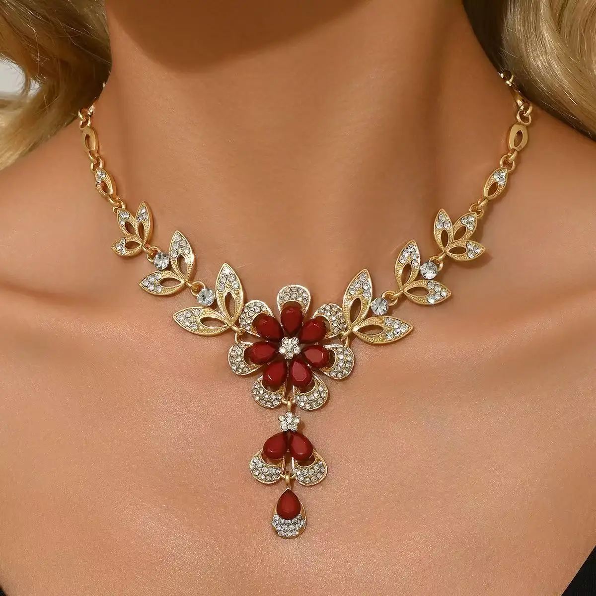 Elegant Gold Hollow Flower Necklace with Rhinestones