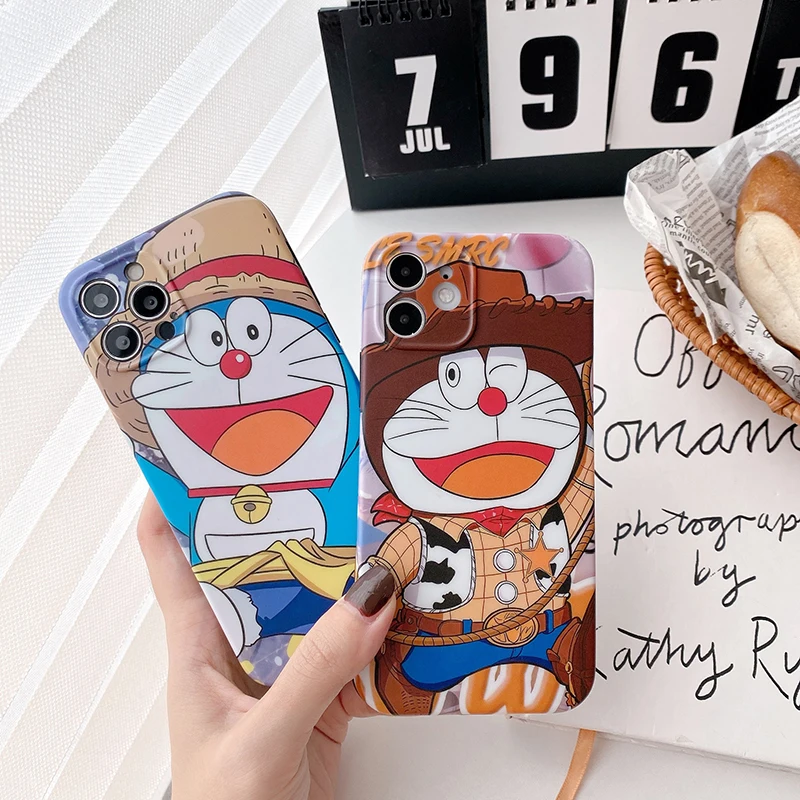 Chắc hẳn các fan của Doraemon không thể bỏ qua ốp điện thoại Doraemon độc đáo này. Vẻ ngoài đáng yêu và dễ thương của các nhân vật chính sẽ khiến bạn cảm thấy vui vẻ và đáng yêu hơn. Bạn có thể sử dụng sản phẩm này để bảo vệ chiếc điện thoại của mình và đồng thời thể hiện niềm đam mê với Doraemon.