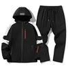 Chaqueta y pantalón negros.