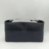 negro El bolso tiene un logo "H" bordado.