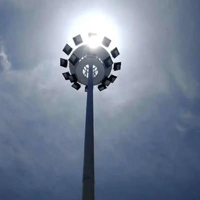 Восьмиугольный и многоступенчатый фонарный столб высотой 15–25 метров