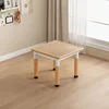 Escritorio de madera marrón