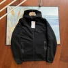 Chaqueta con cremallera de patrón sólido negro