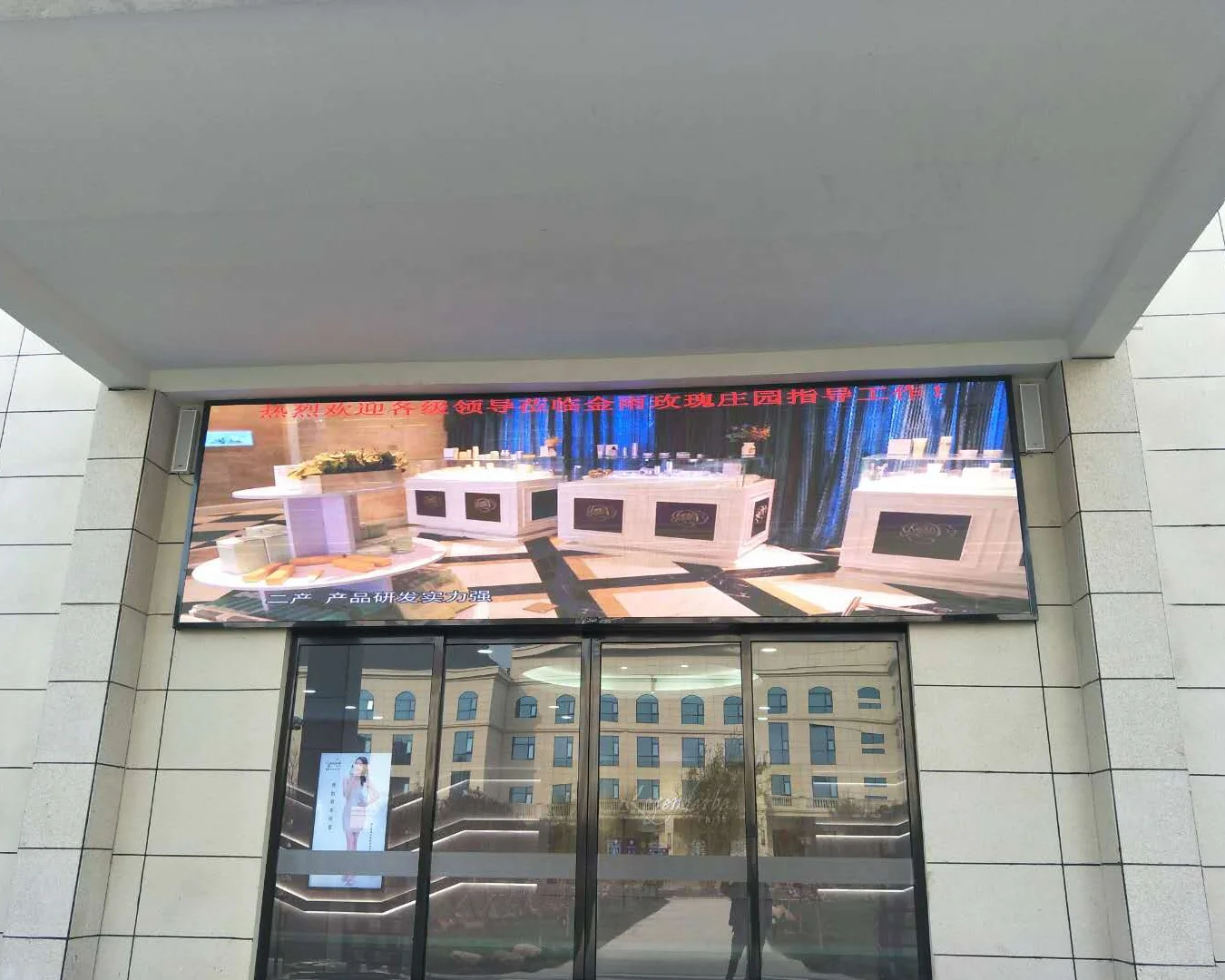 Outdoor LED Digital Sign Board Kinglight P10 SMD Full Color LED Display Video Wall