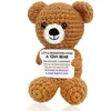 Un piccolo orsetto di peluche marrone