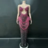 Rete nera con cristalli rosso rosa