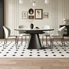 Une table avec quatre chaises