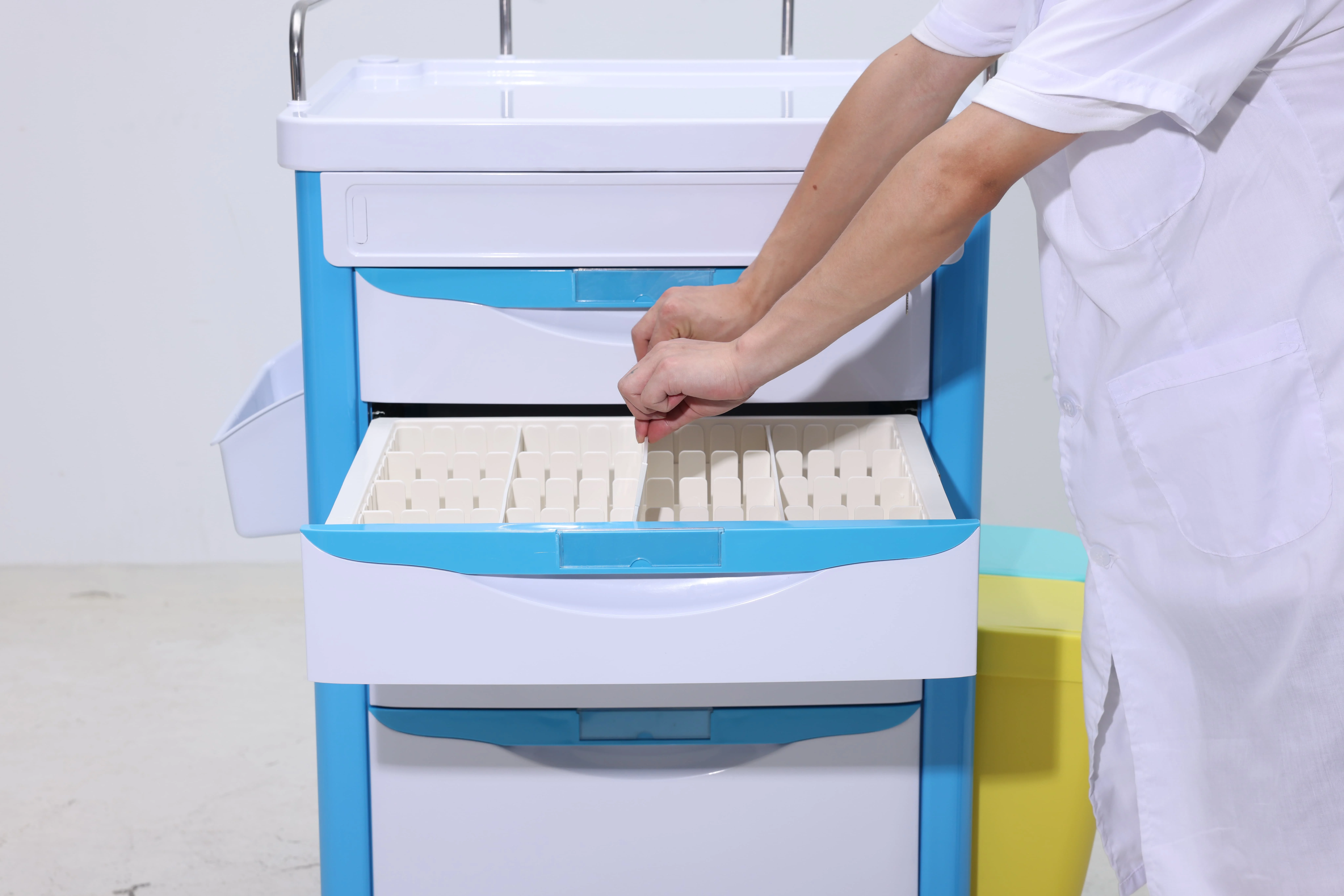 Modern ABS Compact 4-Tier Medication Distributor with Individual Lock 4 Castors for Hospital Clinic Hotel Space Optimization 3