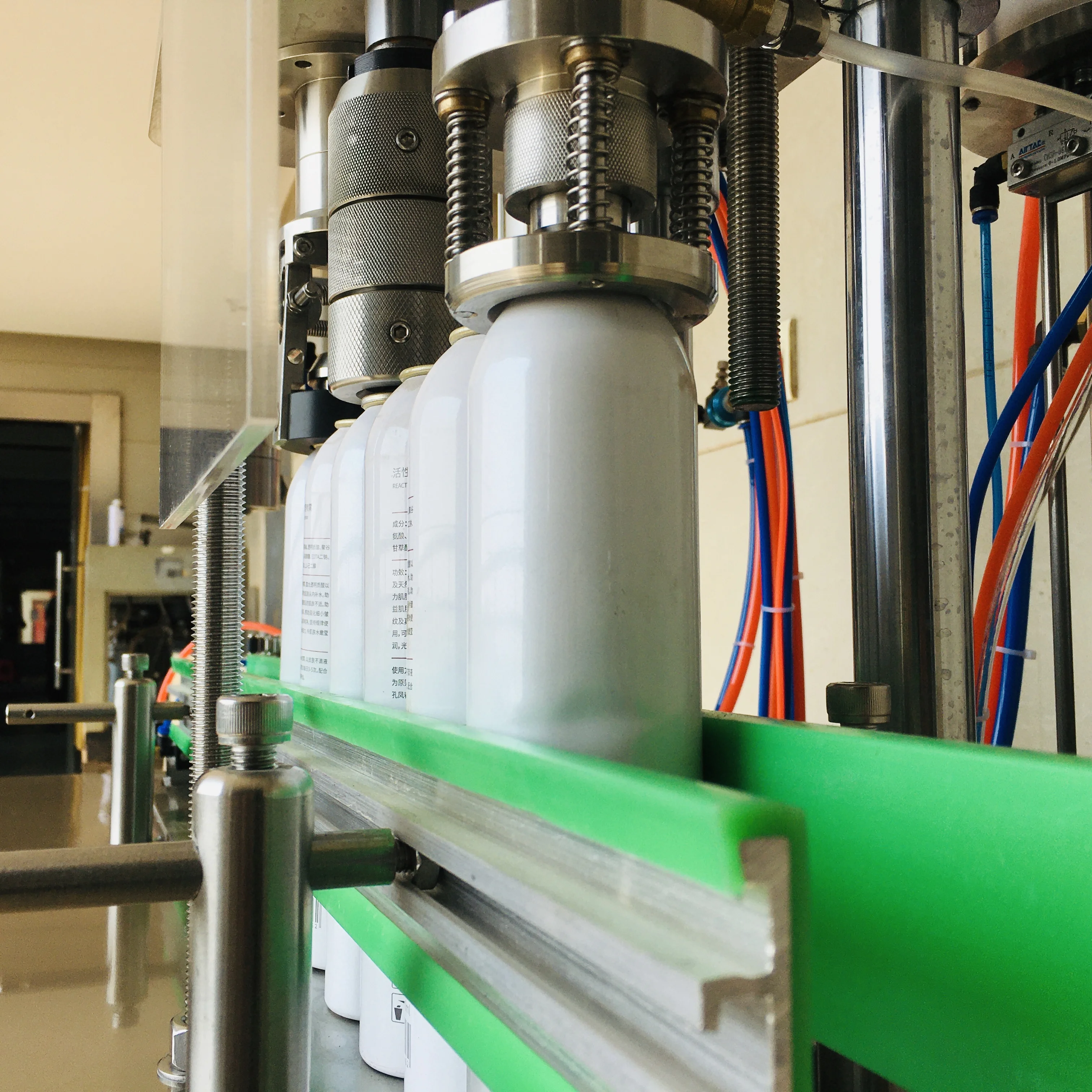 
 Усовершенствованные полуавтоматические пневматические аэрозольные разливочные машины  