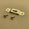 Dos tornillos están ocultos en la carcasa metálica.