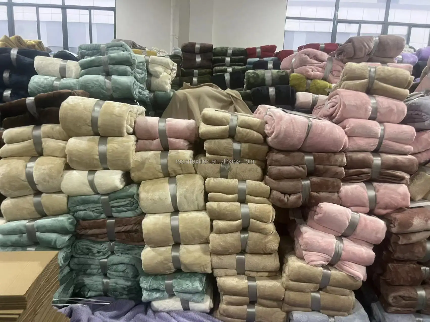 100% Polyester Flannel Fleece Throw Soft Plush Cozy Microfiber Bed Blanket Modern Solid Colors Designed Pattern Knitted Technics