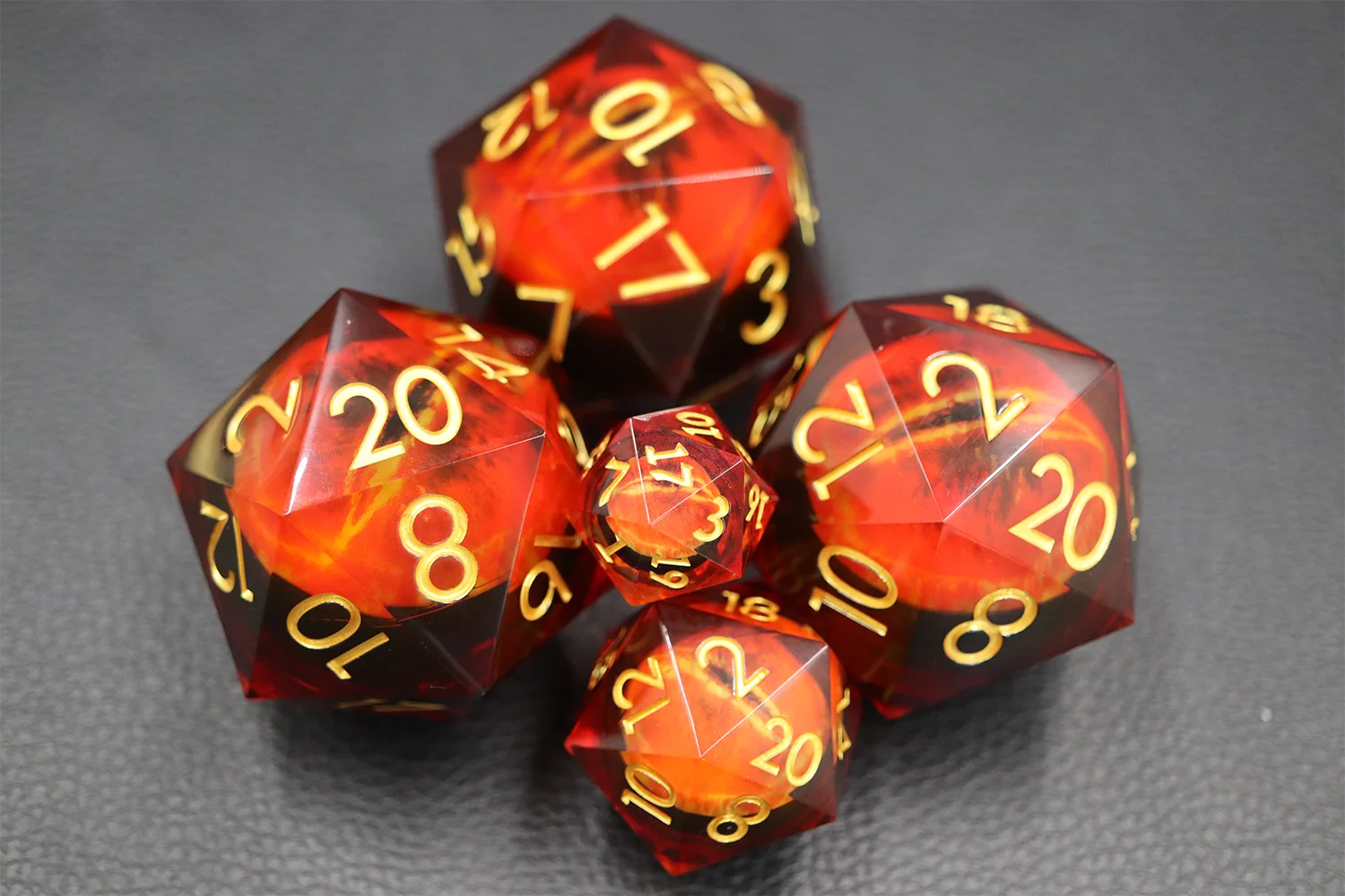 Yushun D20 Jumbo 50mm Resin Polyhedral Dice Sharp Edge Moving Dragon Eye Design factory