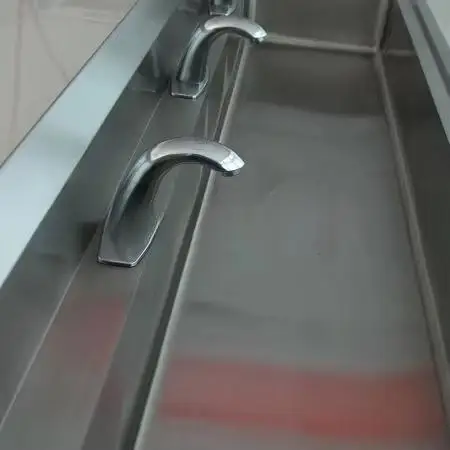 Commercial stainless steel wash basin with foot pedal for the food industry